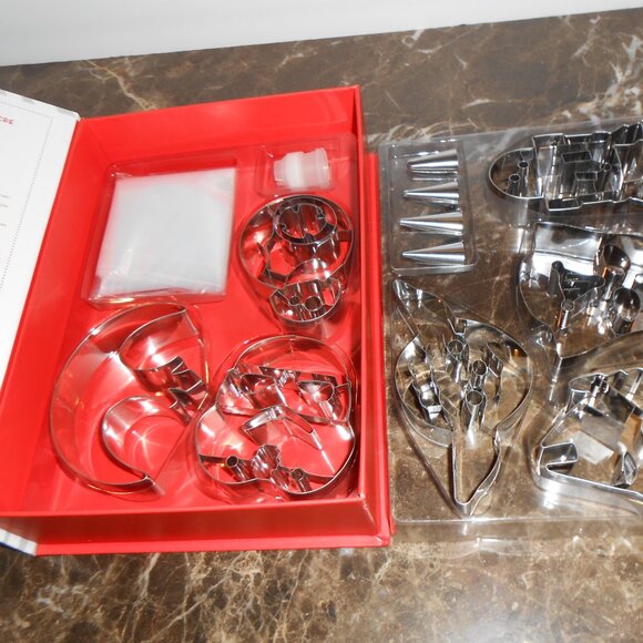 William Sonoma Star Wars 22 piece Coockie Baking Set  NEW - Picture 2 of 3